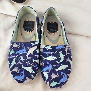 TOMS Womes Blue Shark Print Shoes